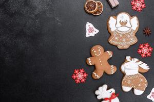 Pan de jengibre festivo navideño hecho en casa sobre una mesa oscura foto