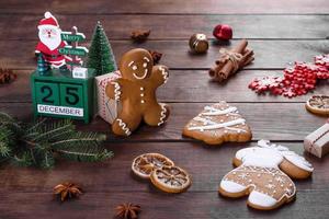 Pan de jengibre festivo navideño hecho en casa sobre una mesa oscura foto