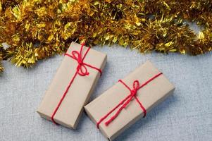 caja de regalo, caja de regalo de año nuevo, caja de regalo de navidad, espacio de copia. Navidad, año nuevo, concepto de cumpleaños. foto