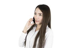 Mujer de negocios asiática oficinista que se comunica con el teléfono móvil aislado sobre fondo blanco. foto