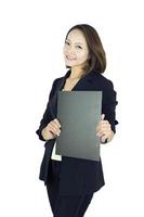 Mujer de negocios asiática sosteniendo el documento de archivo aislado sobre fondo blanco. foto
