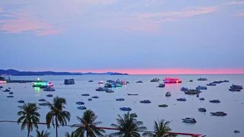 Lapso de tiempo de la hermosa ciudad de Pattaya alrededor de la bahía del mar océano en Tailandia