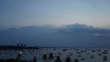 lasso di tempo della bellissima città di pattaya intorno alla baia dell'oceano mare in thailandia? video