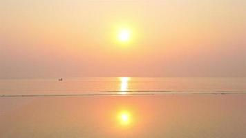 vacker solnedgång på tropisk strand video