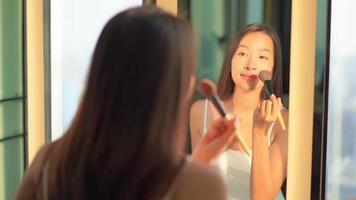 jeune femme asiatique vérifier son visage sur miroir video