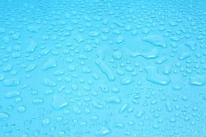 Gotas de agua sobre fondo azul con un espacio en blanco para un texto foto