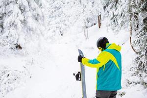 Hombre snowboarder en material de esquí foto
