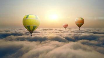 Luftbild-Ballon fliegt bei Sonnenuntergang über den Wolken video