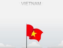 la bandera de vietnam ondea en un poste alto bajo el cielo blanco vector