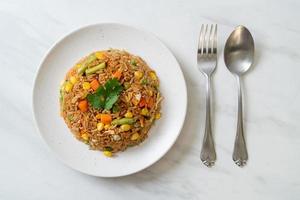 arroz frito con guisantes, zanahoria y maíz foto