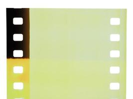 Película antigua que alguna vez se usó para fotografías y películas de cine aislado sobre blanco foto