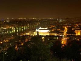 Río Po en Turín, Italia de noche foto