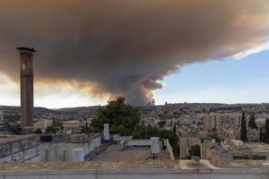 jerusalén, israel 15, 2021 poner fin a un incendio forestal en jerusalén. foto