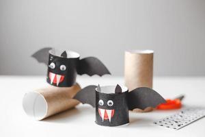 monstruos de halloween de rollos de papel higiénico. manualidades para niños foto