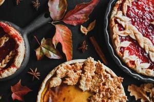 tarta de calabaza tradicional americana y tarta de manzana, día de acción de gracias foto