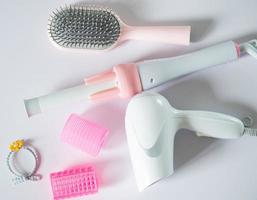 Herramientas para el cuidado del cabello de las mujeres sobre un fondo blanco. foto