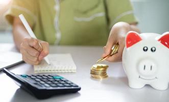 mujer asiática calculando sus ahorros foto