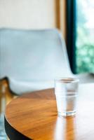 vaso de agua en la mesa foto