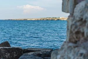 monopoli, el puerto y el centro histórico foto