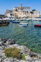 la bahía de san vito y su abadía, el mar de polignano a mare foto