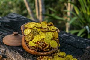 moneda de oro en frasco del tesoro roto foto