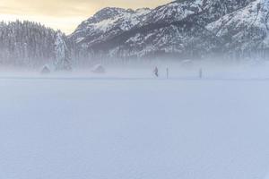 después de la nevada. Últimas luces del crepúsculo en sappada. magia de los dolomitas foto