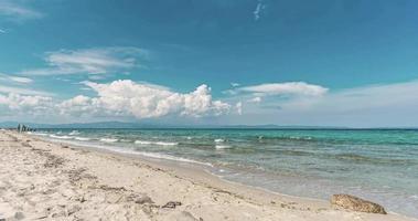 playa de afytos, península kassandra, grecia. lapso de tiempo del hermoso día en la playa afytos. video