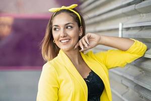 mujer joven, llevando, un, chaqueta amarilla, y, diadema foto