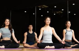 clase de yoga para jóvenes interesados en actividades de yoga con un profesor de yoga foto