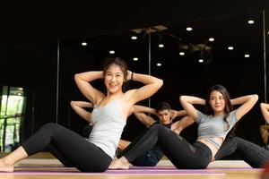 clase de yoga para jóvenes interesados en actividades de yoga con un profesor de yoga foto