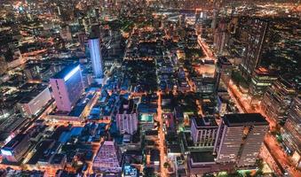 Paisaje urbano de edificio abarrotado con tráfico ligero en la ciudad de Bangkok foto