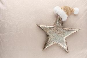 estrellas navideñas doradas con fondo de lana foto