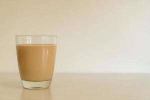 Vaso de café con leche con botellas de café listas para beber