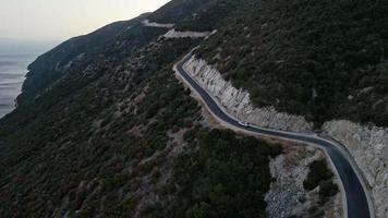 auto reizen concept luchtfoto van bergweg in de buurt van zee op het eiland lefkada video