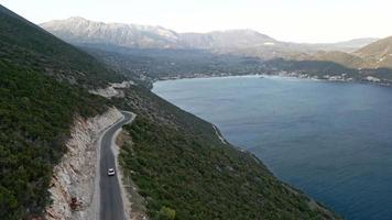 concepto de viaje en coche vista aérea de la carretera de montaña cerca del mar en la isla de lefkada video