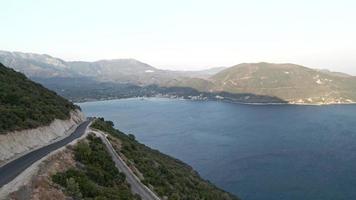 concetto di viaggio in auto vista aerea della strada di montagna vicino al mare sull'isola di lefkada video