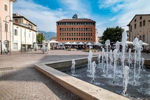 terni piazza europa con la fuente y el mercado municipal foto