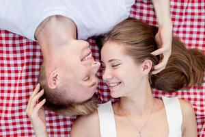 pareja joven, abrazar, en, un, manta de picnic, vista superior foto