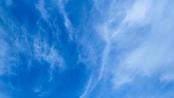 tiempo soleado. cielo azul y nubes blancas. nubes contra el fondo del cielo azul. foto