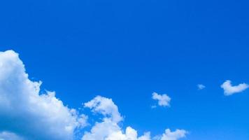 tiempo soleado. cielo azul y nubes blancas. nubes contra el fondo del cielo azul. foto