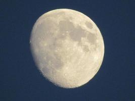 luna en el cielo. luna en el fondo azul foto