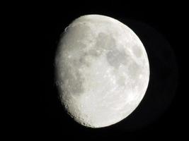 luna en el cielo nocturno. luna sobre fondo negro foto