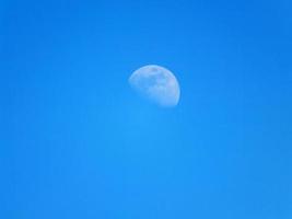 luna en el cielo. luna en el fondo azul foto