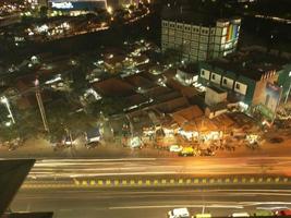 Foto de vista nocturna de la ciudad en Yakarta, Indonesia