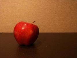 Foto en primer plano de manzanas sobre una mesa sobre un fondo naranja