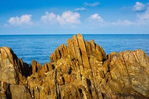 rocas de colores y un hermoso mar tropical. foto