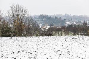 primera nevada en los pueblos de las colinas. entre otoño e invierno foto
