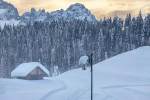 después de la nevada. Últimas luces del crepúsculo en sappada. magia de los dolomitas foto