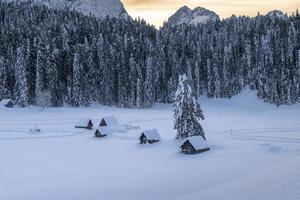 después de la nevada. Últimas luces del crepúsculo en sappada. magia de los dolomitas foto