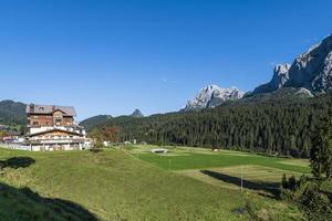 atisbos de la ciudad montañosa de sappada foto